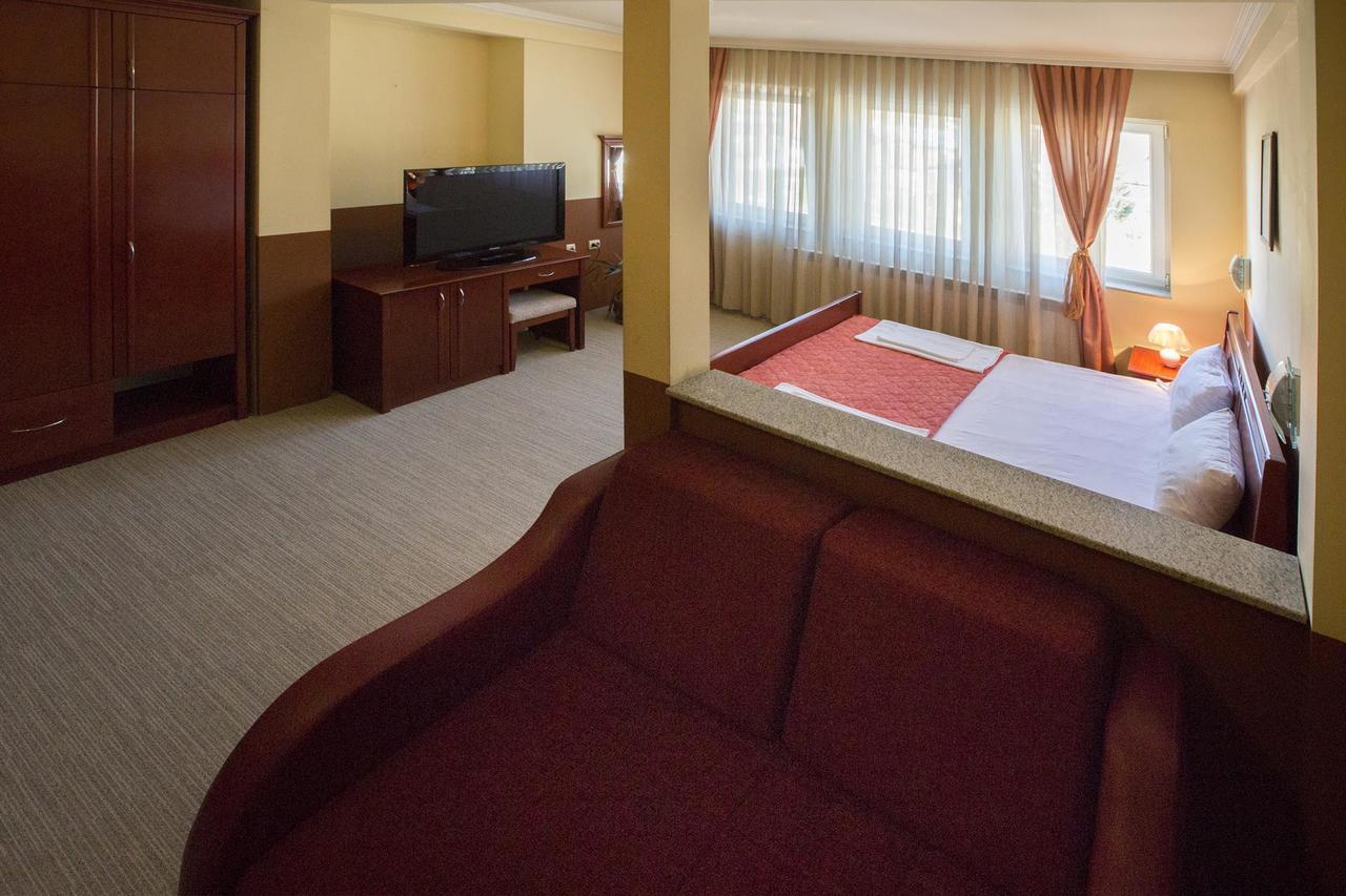 נובי פאזאר Hotel Atlas מראה חיצוני תמונה